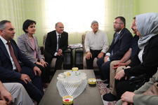 Bakan �zl� 'den Ev Ziyaretleri 