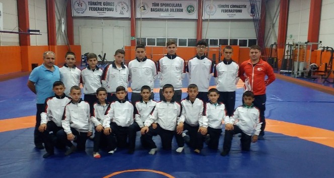 Minikler �zmir�de D�zce�yi temsil ediyor!