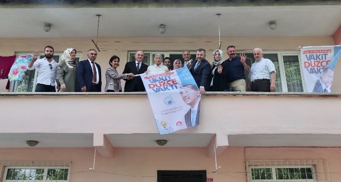 Bakan �zl�, ev ziyareti yapt� AK Parti bayra�� ast�!