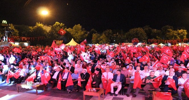 D�zce, Demokrasi ve Milli Birlik G�n�'nde Mehter ile y�r�d�!