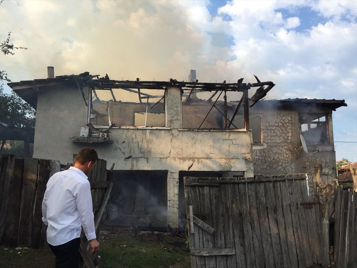 Yanan evden geriye, �ocuklar�n kitaplar� kald�