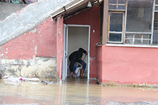 D�zce�de heyelan yolu kapatt� evleri su bast�

