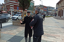 Dede soka�a ��kt� polis ile tart��t�
