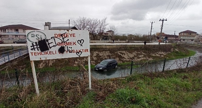 Beyciler Mahallesinde Otomobil Dereye U�tu.