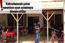 Kahvehanenin �at�s� yanarken oyun oynamaya devam ettiler!