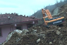 Heyelan Enkazlar� Kald�r�l�yor 