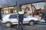 Ma�azan�n cam�na �arparak durdu
