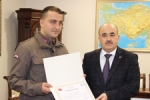 Bayra�� Yerde B�rakmayan Er �d�llendirildi 