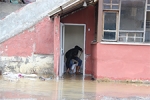 D�zce�de heyelan yolu kapatt� evleri su bast�
