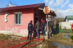 Evi ate�e verdi, itfaiye girmesin diye kap�n�n arkas�na e�ya koydu
