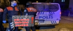 Polis arac�n�n i�inde kafesi yumruklad�